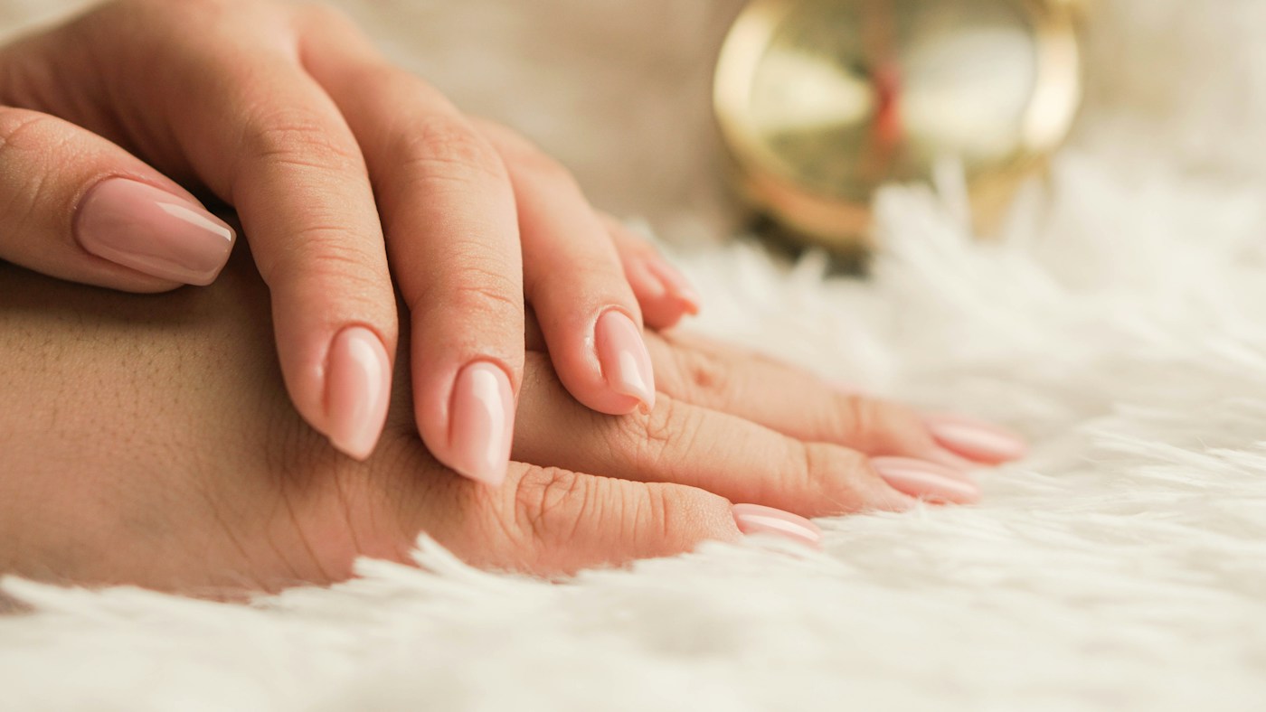 Mẫu móng hồng nude bóng nhẹ trên đôi tay
